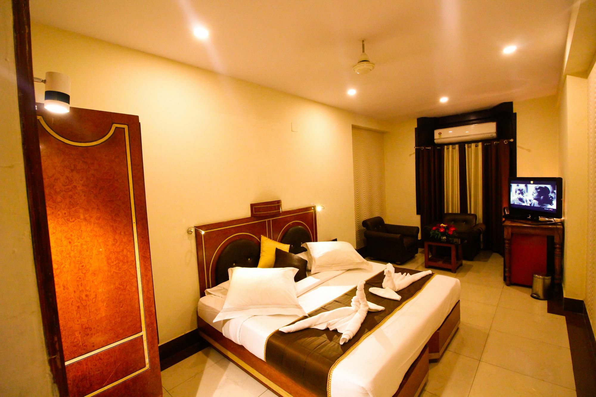ג'אבלפור Hotel Rishi Regency מראה חיצוני תמונה